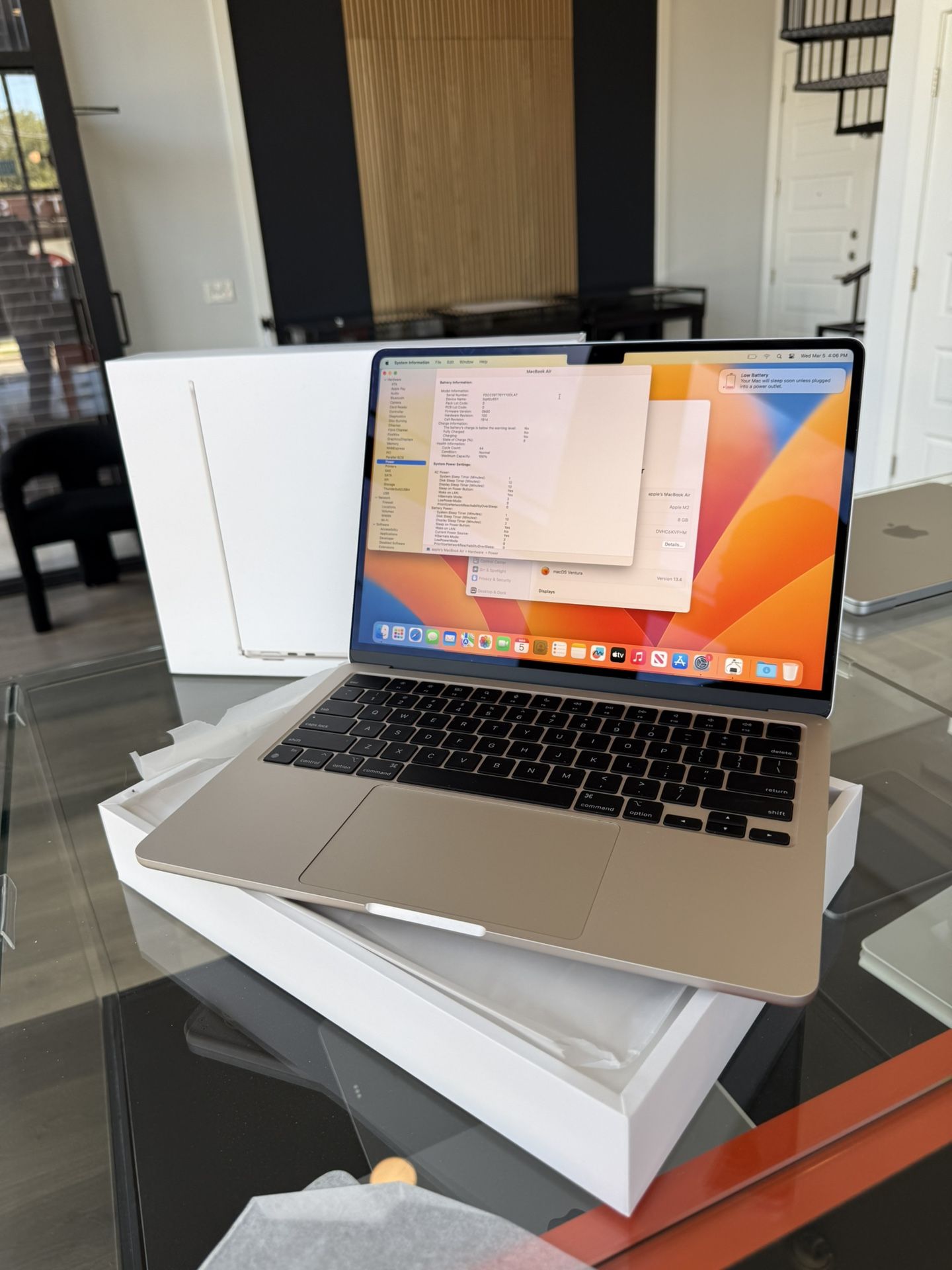 Apple 13” MacBook Air M2 Chip 8GB Ram 256SSD! 90 day warranty! We offer financing!