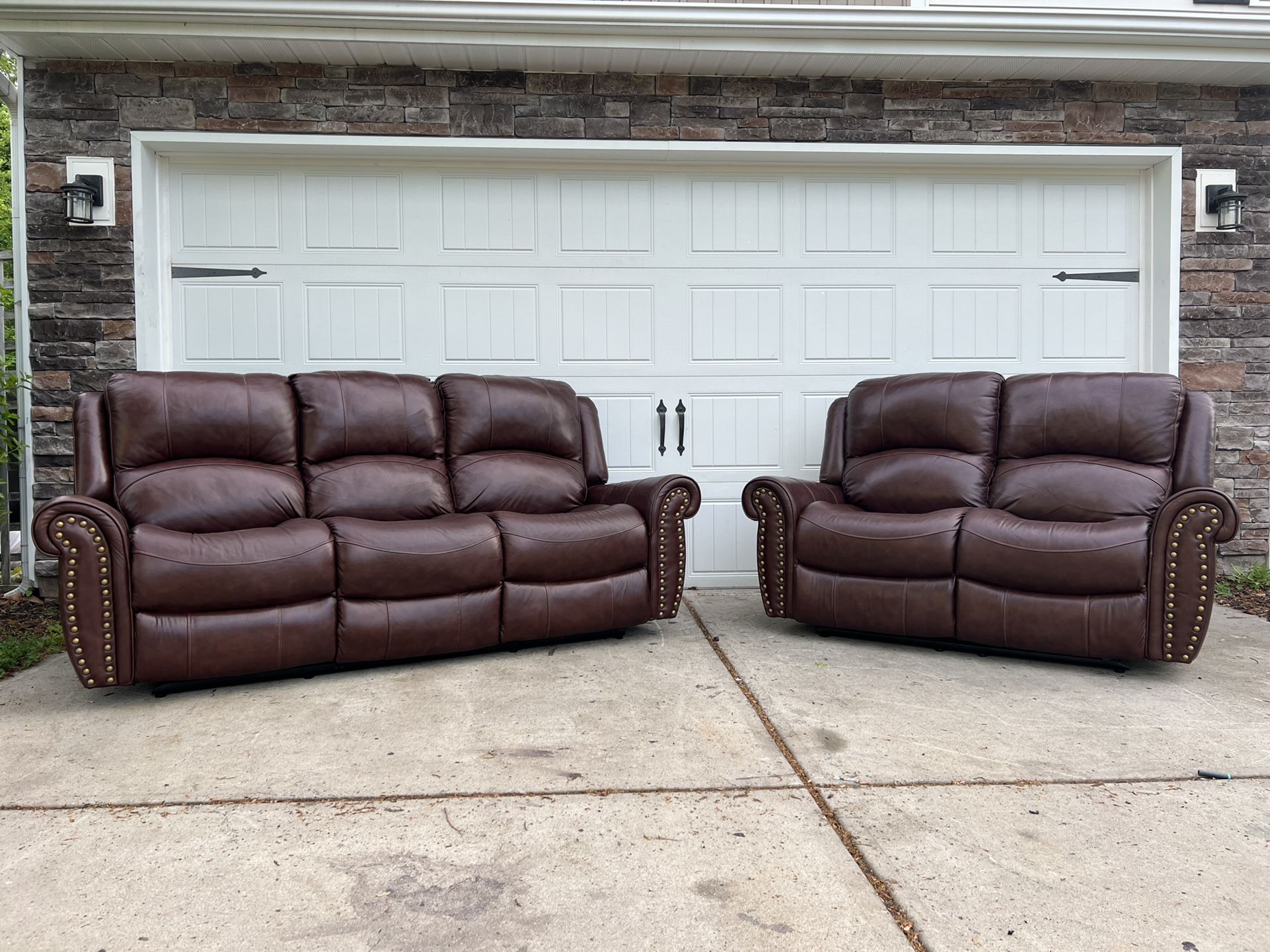Top Grain Leather Nail Head trim Reclining Set, Like New! (Free Delivery!)