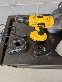 18v Dewalt Drill 2 Batteries And Charger Included 