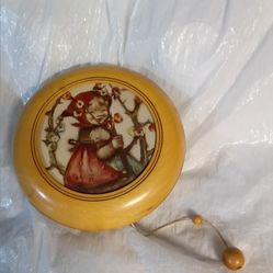 Vintage M J HUMMEL REUGE MUSIC BOX  $5.00