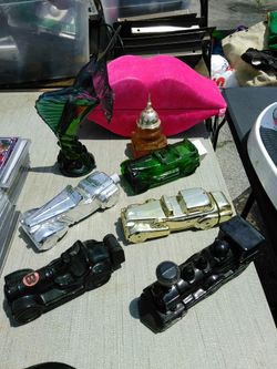 VINTAGE AVON COLLECTIBLE COLOGNE BOTTLES. READ DETAILS