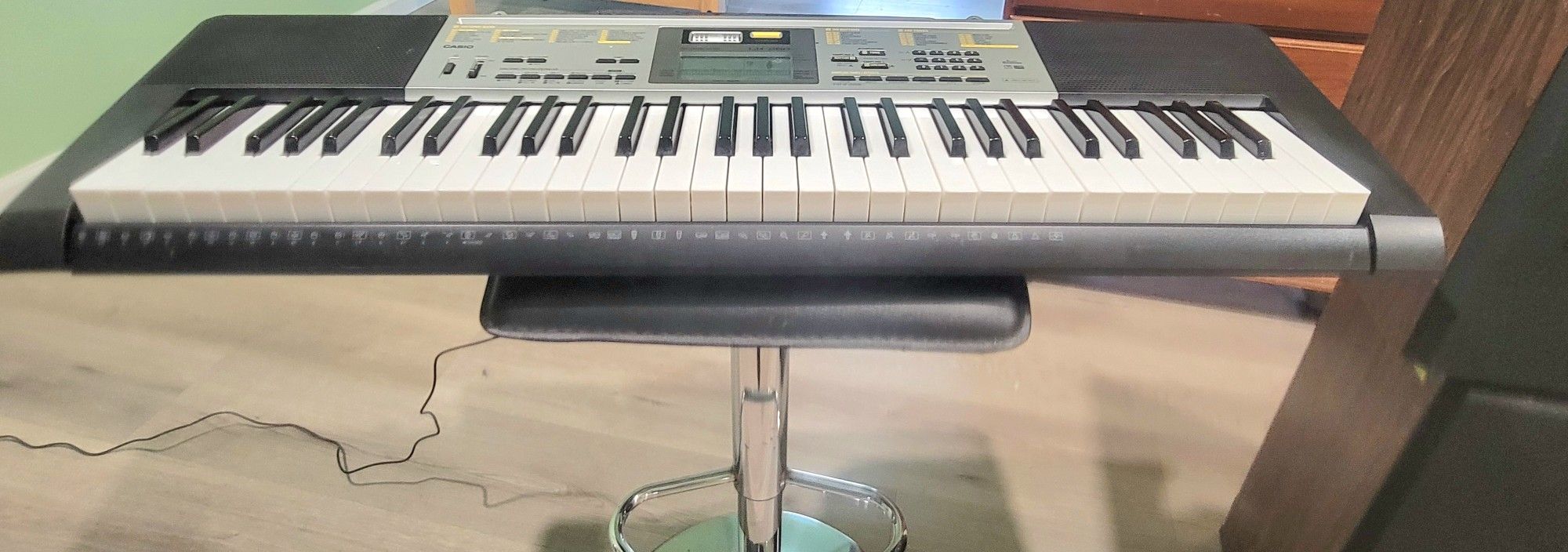 CASIO LK-260 Sampling 61 key keyboard with lighted learning system that incorporates MIDI USB