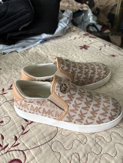 Michael Kors Girl’s Shoes Size 1. $18.00