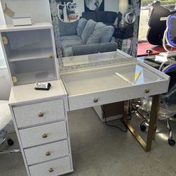 Hello Kitty Duet Vanity And Mirror Set