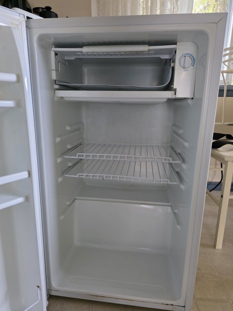 Kenmore Mini Fridge (Model 93382)