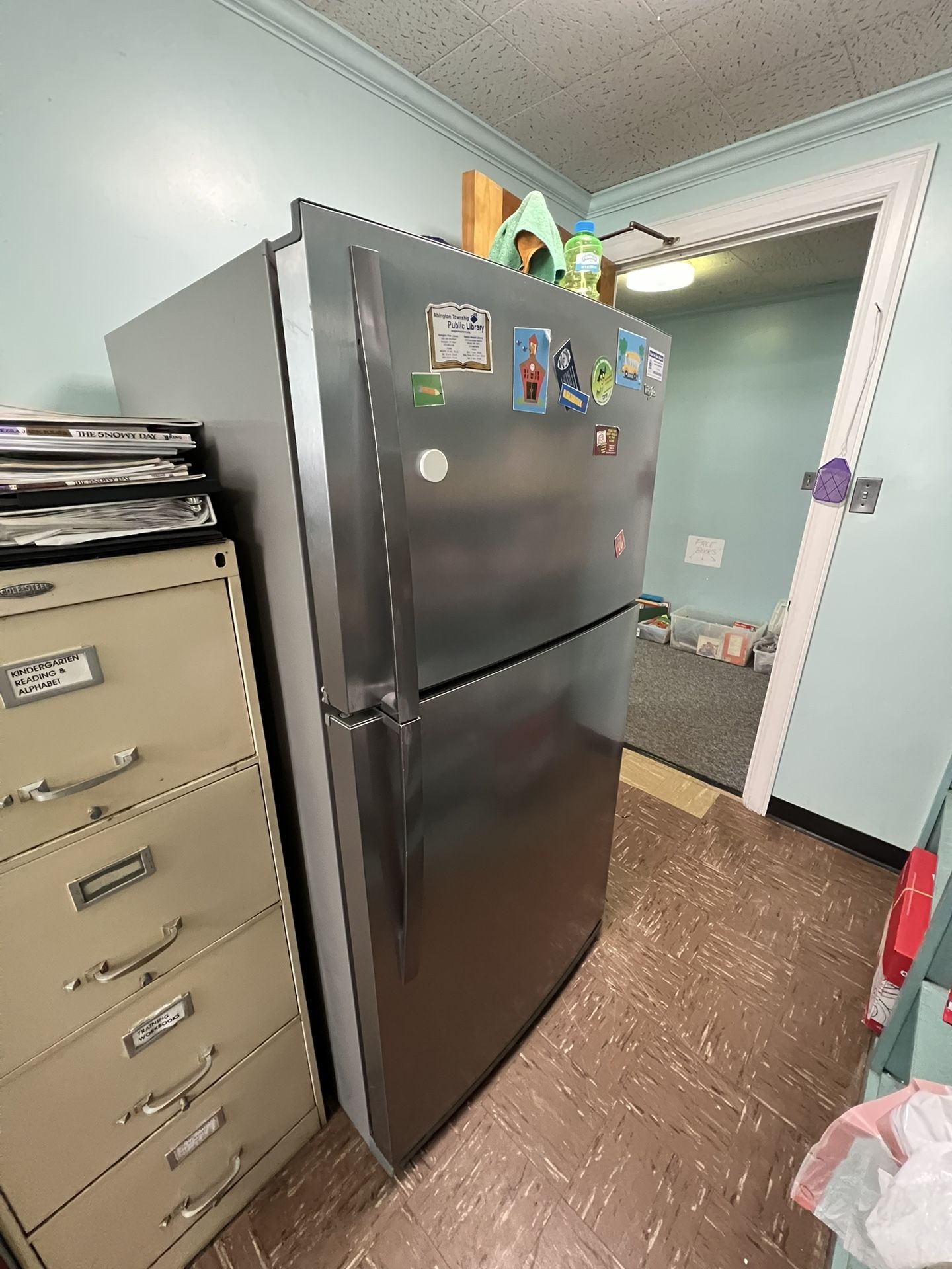 Whirlpool 21 cubic foot Refrigerator