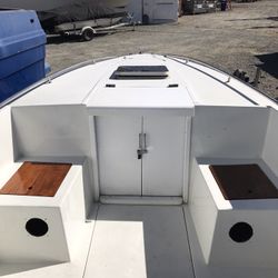 CHRISCRAFT 31 CENTER CONSOLE FISHING BOAT