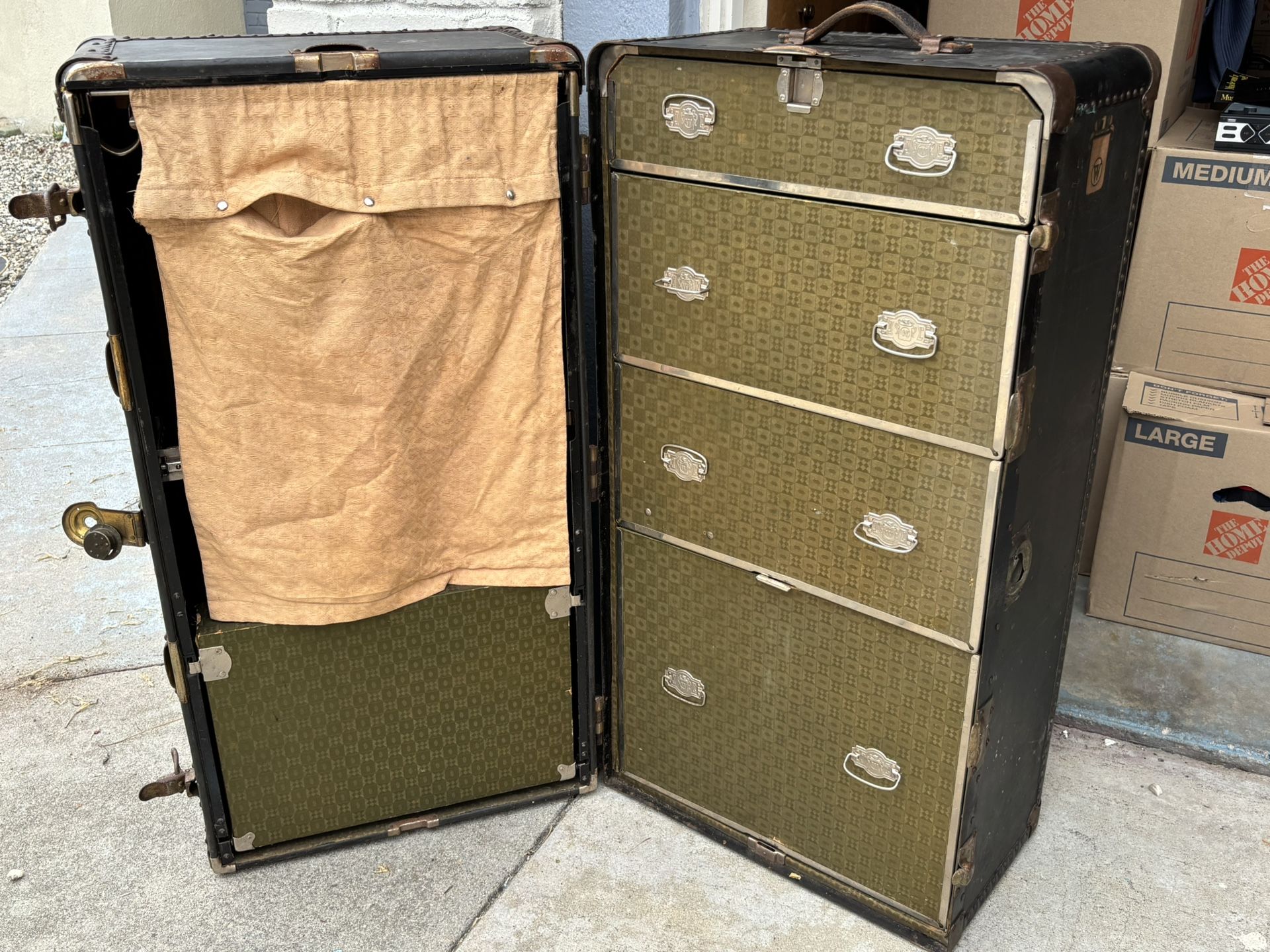 1020’s Wheary’s Cushioned Top Travel Chest