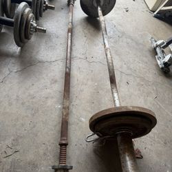 weights of various sizes with two bars: 4 of 25 lbs, 4 of 10 lbs, 8 of 5 lbs, 6 of 2.5 lbs and a set of weights