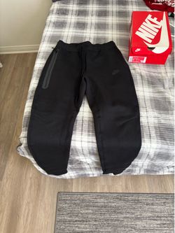 2023 edition Nike tech sweats size medium