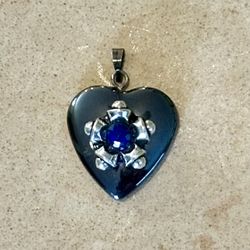 🖤 Pretty gray black (hematite?) heart pendant with raised silver tone & blue “jewel”