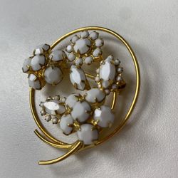 Vintage gold tone milk glass brooch pin Women’s jewelry. Ladies accessories 