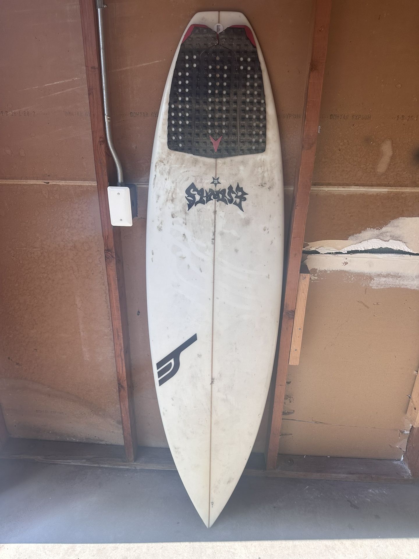 Thruster surfboard