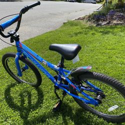 Barely Used Schwinn Bike.  Ages 6-10 (ish)