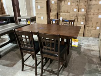 Counter Height Table w/4 Chairs