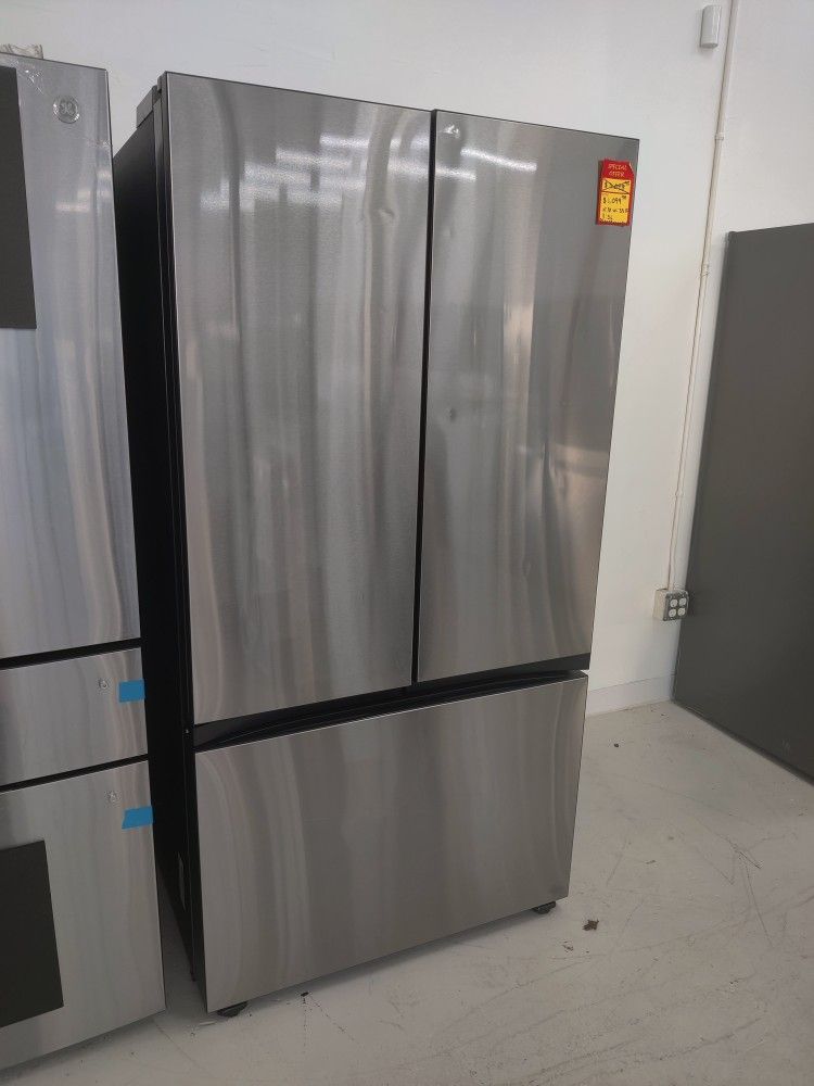 New Samsung - BESPOKE 30 cu. ft. 3-Door French Door Smart Refrigerator with Beverage Center - Stainl