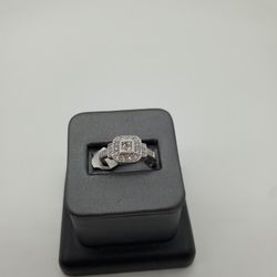 10KT WHITE GOLD LADIES DIAMOND RING