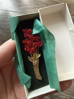 Vintage 1997 Red Rose Bouquet Brooch Pin Flowers Roses Floral Gold Tone