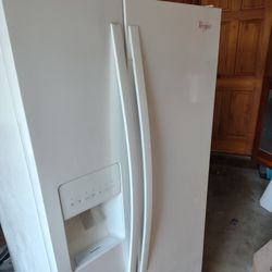 Nice Whirlpool Refrigerator/ Freezer . Works Great. 