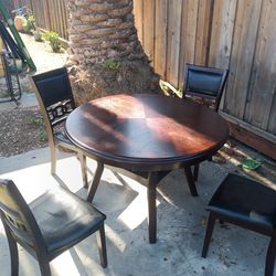Round Dining Table With 4 Chairs. 