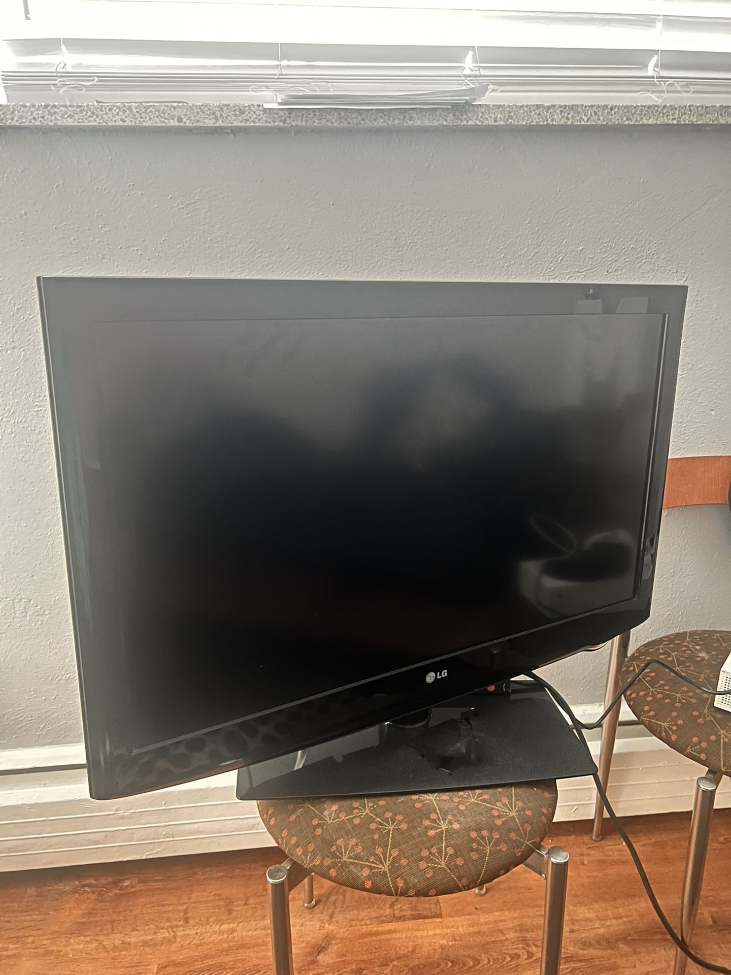 📺 LG 37” LCD TV – Model 37LD320H