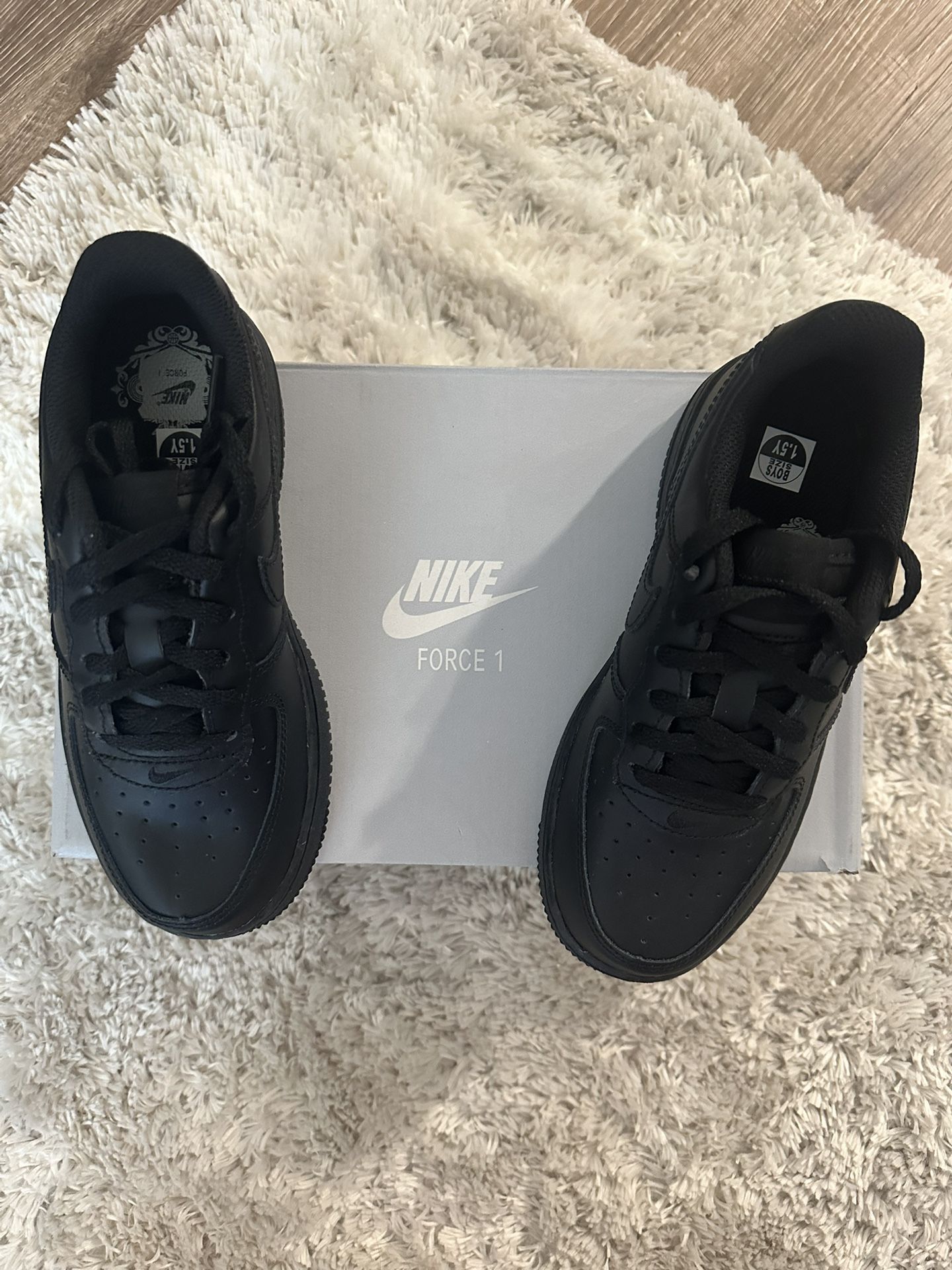 Nike Force 1 comes with box never worn 1.5y