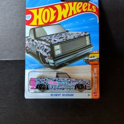 Hot Wheels Truckin' Along '83 Chevy Silverado 