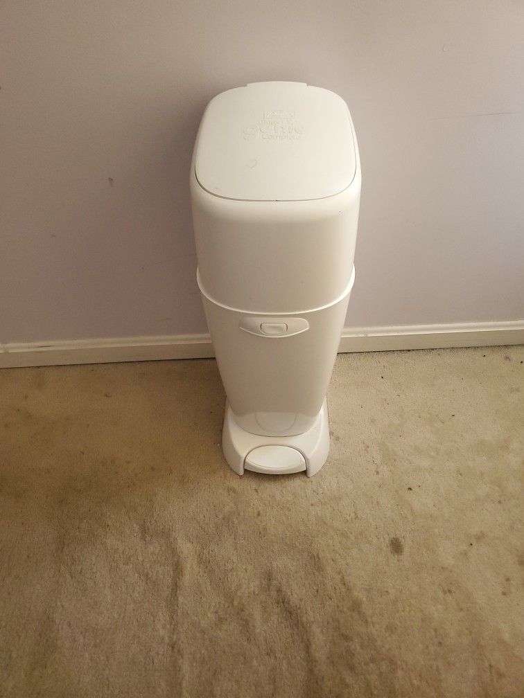 Diapers Genie Complete.