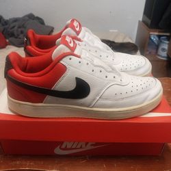 Used  NIKE   Size  10  🎄 ❄️ 