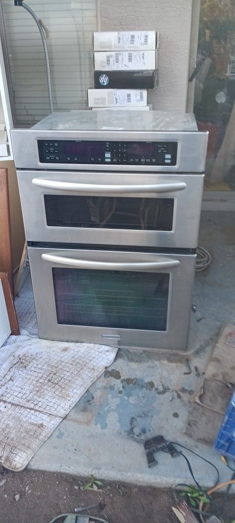 Kitchen Aid Oven Microwave And Broiler Stack. 5 Burner Range