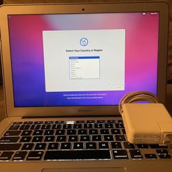 Macbook Air 2017 8gb Of Ram 128gb Space !! DM FAST PLEASE MEETUPS ONLY