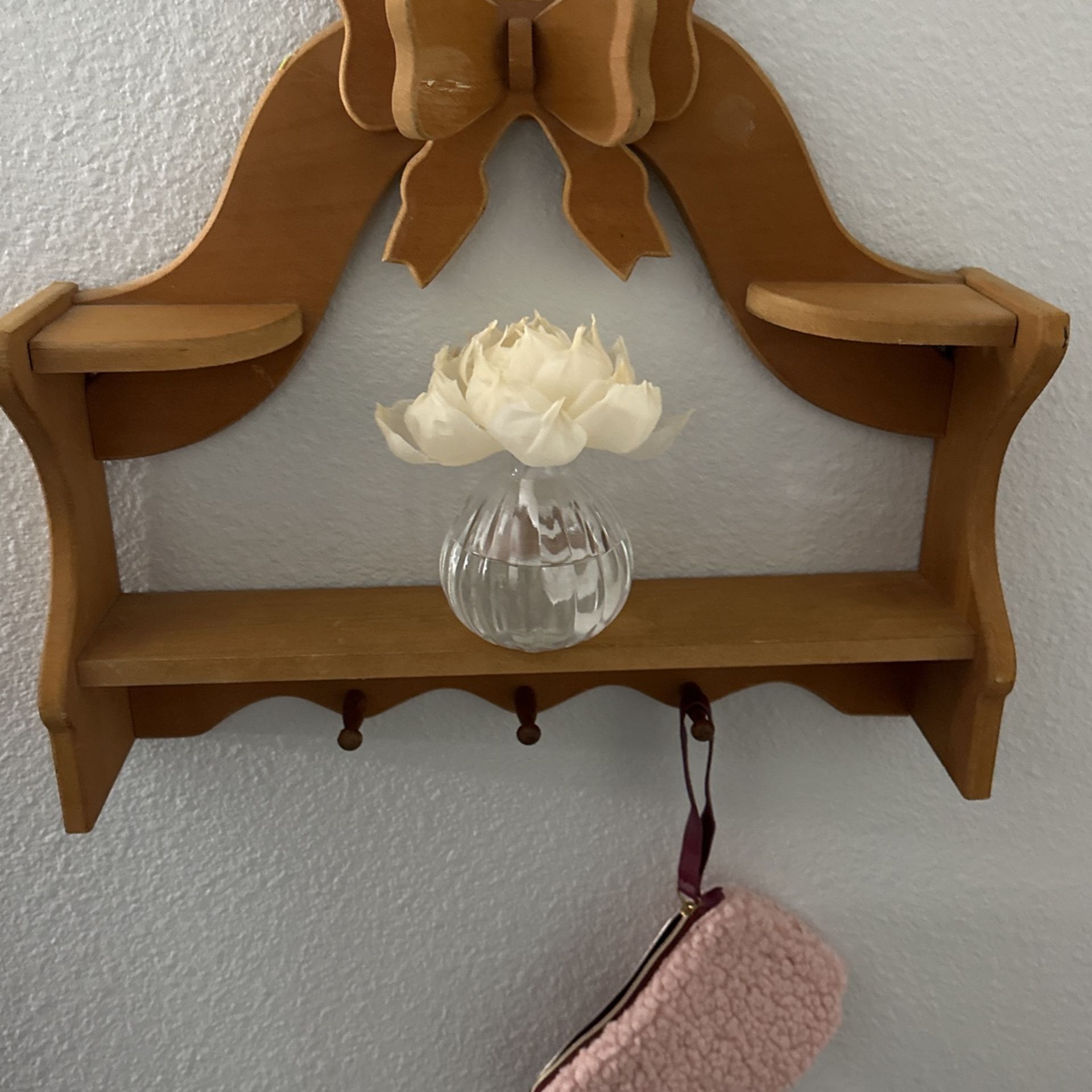 Country Home Shelf With Bow