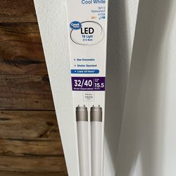 4 Ft 8T Led Fluorescent Bulbs In Like New Condition