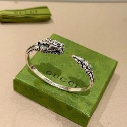 A pure handmade bracelet of the latest
