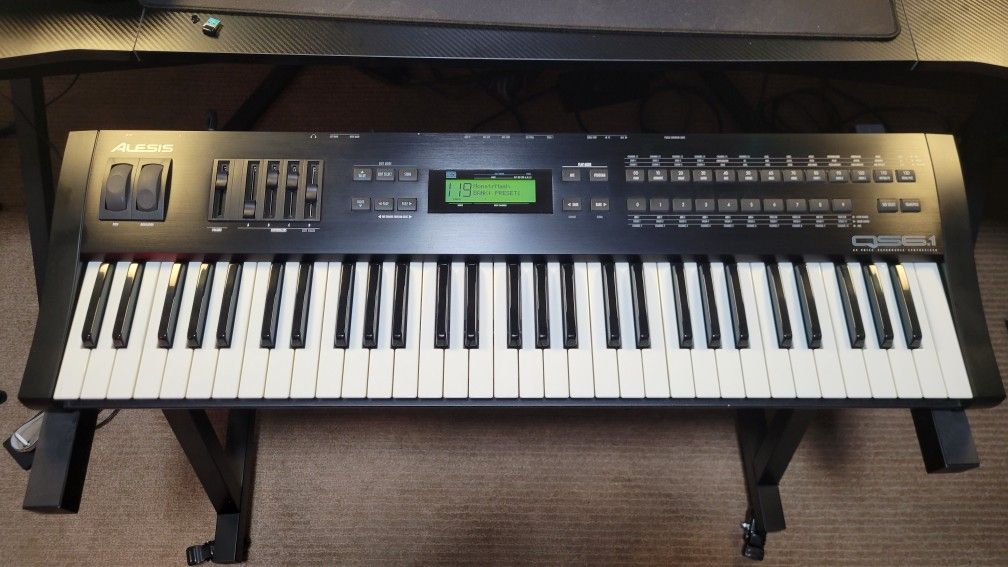 Alesis QS6.1 Keyboard Synthesizer in mint condition with Extras (READ)