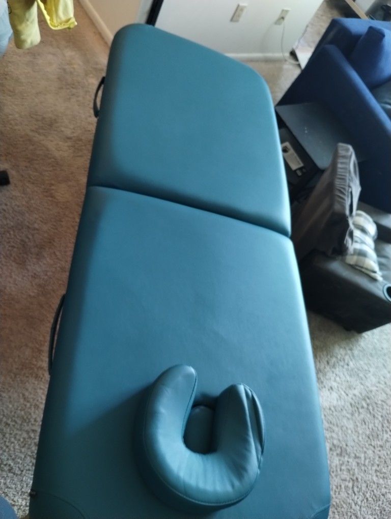 MASSAGE TABLE