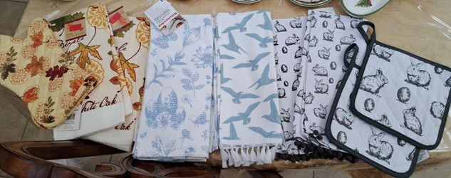 Kitchen Towels and Pot Holder