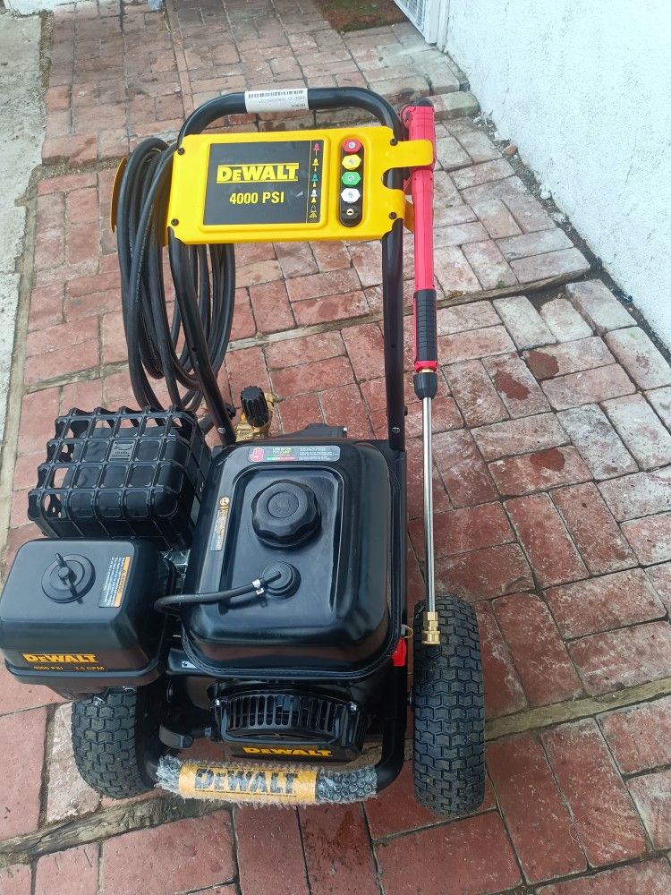 DEWALT
4000 PSI 3.5 GPM Cold Water Gas Pressure Washer with DeWalt 338cc Engine