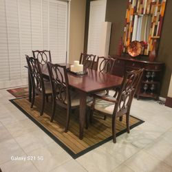 Mathis Brothers Dinning Table and Chairs