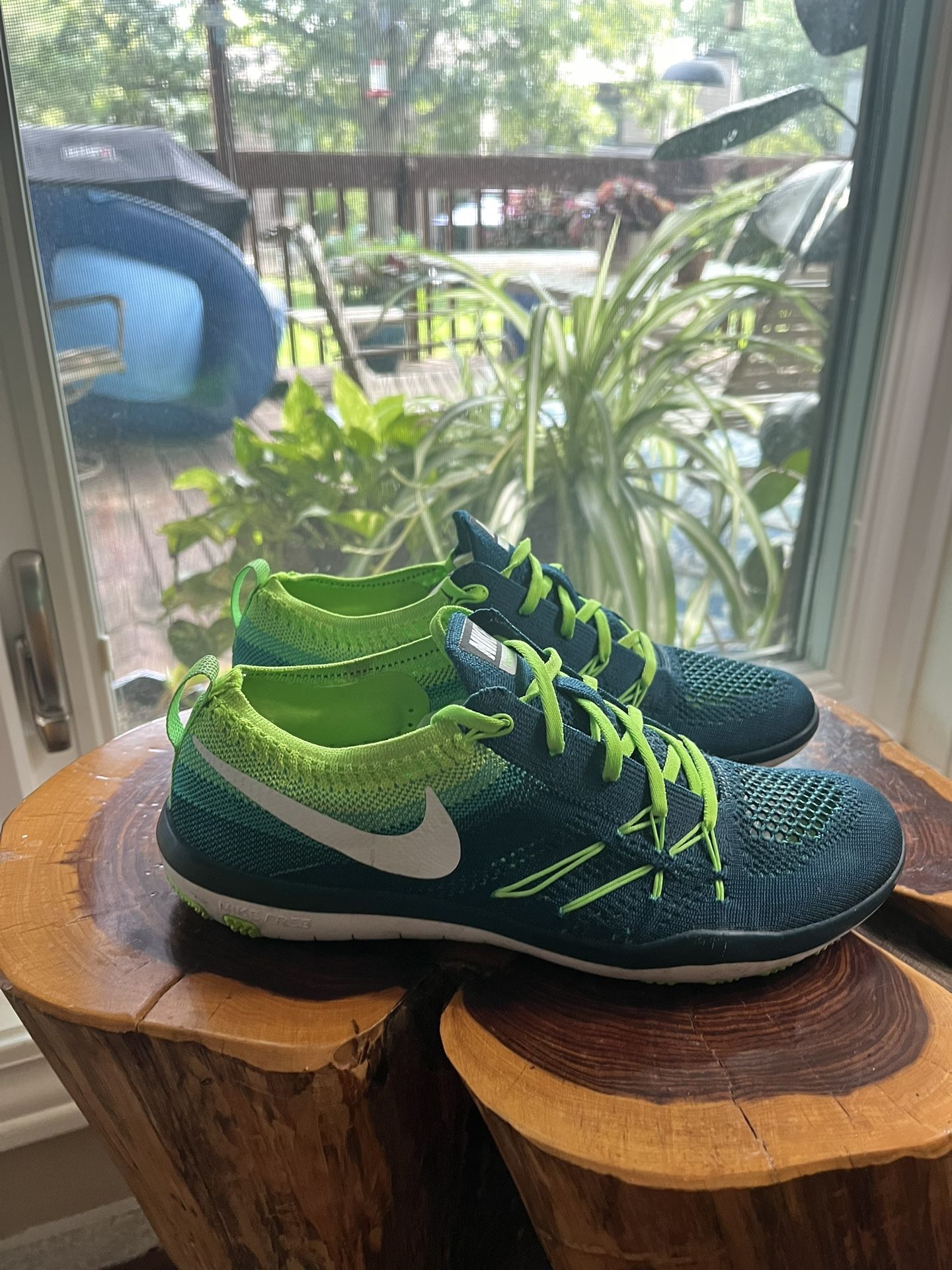 Women’s Size 7 Nike Athletic Shoes. Super Lightweight And Comfortable. Like New 45$ Obo