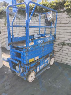 Upright scissor lift