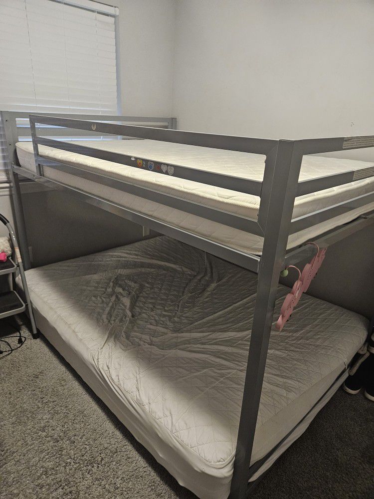 I am selling a bunk bed 