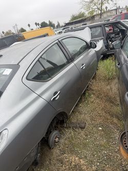 Doors /013 Nissan Versa Gray