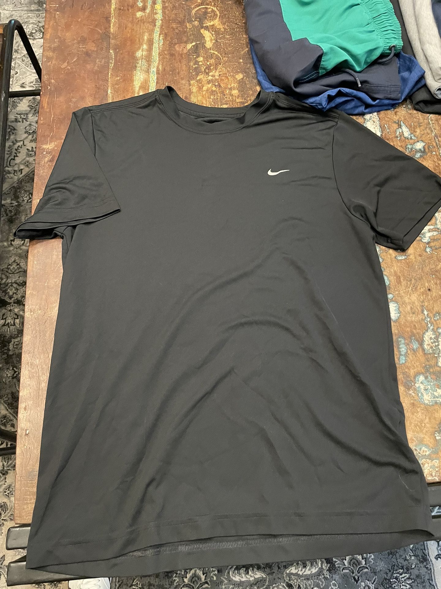 Men’s Medium Nike Athletic Shirt 