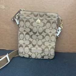 Crossbody Coach Purse.  Item No 621 (Shopgoodwill)