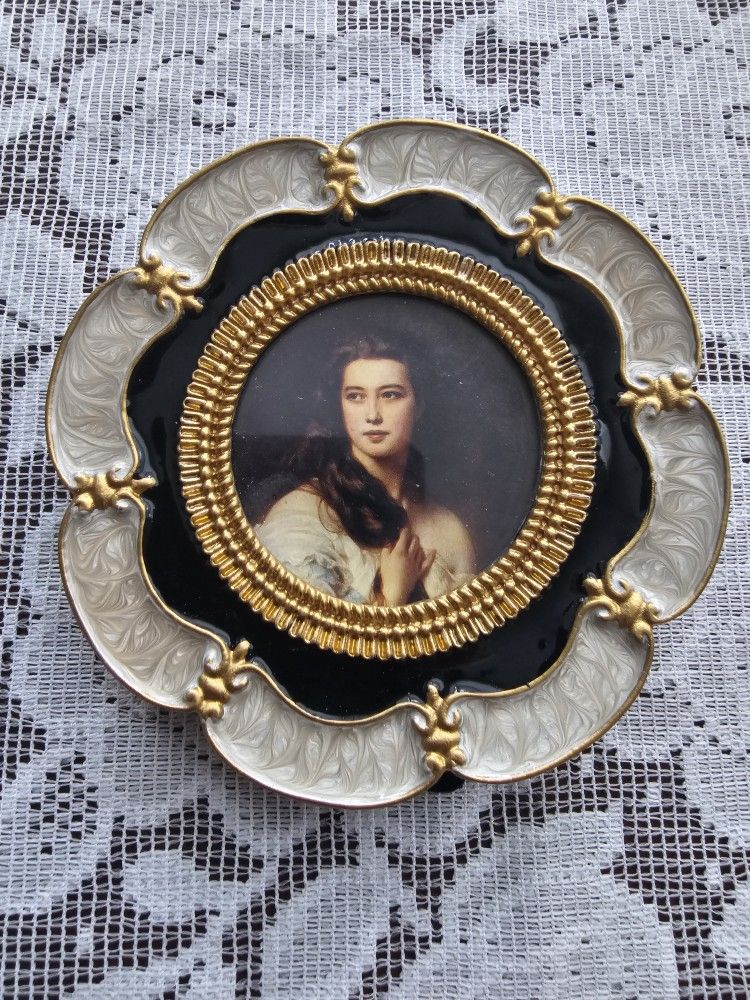 $10.00 - Vtg Picture Frame, Round Scalloped Design!  Dainty/Cream & Black Enamel/Velvet Black Easel Back - NEW!!