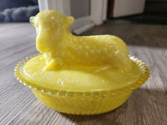 Vtg Degenhart uranium slag glass "lemon custard" lamb on nest covered dish