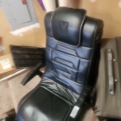 Game Seat 💺 Also Have Speakers 🔇 On The Back Of It And The Sides