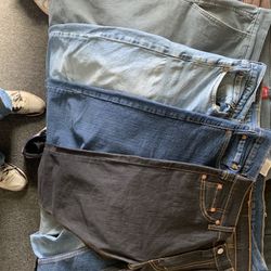 6 Levi’s Jeans 25$ A Pop 100$ All Together