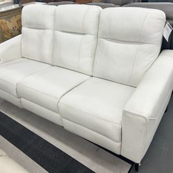 Like New Drew And Johnathan Leather Electric Dual Reclining Couch With Electric Headrests And Dual USB 